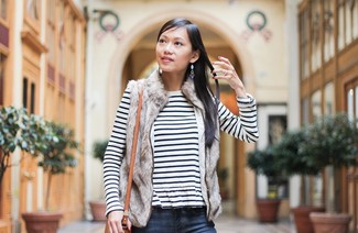 Как носить безрукавку с джинсами женщине