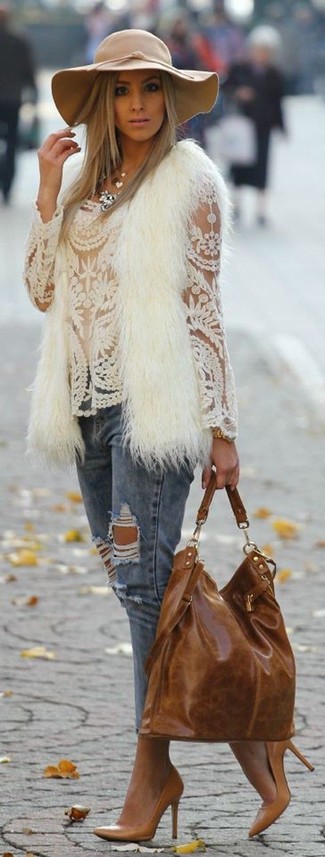 Как носить безрукавку с джинсами женщине