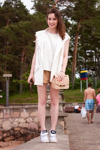 Как носить безрукавку с топом без рукавов