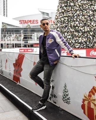 Какие джинсы носить с фиолетовым бомбером мужчине