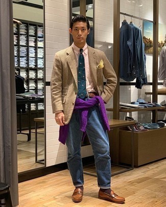 Как носить фиолетовый вязаный свитер с светло-коричневым шерстяным пиджаком мужчине