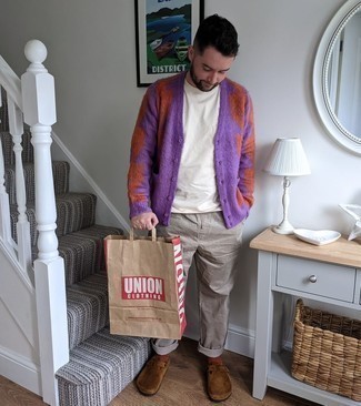 Какие брюки чинос носить с фиолетовым кардиганом