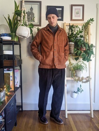 С чем носить фиолетовые повседневные ботинки мужчине