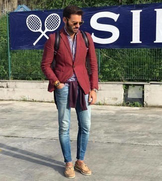 Какие джинсы носить с фиолетовым свитером с круглым вырезом мужчине