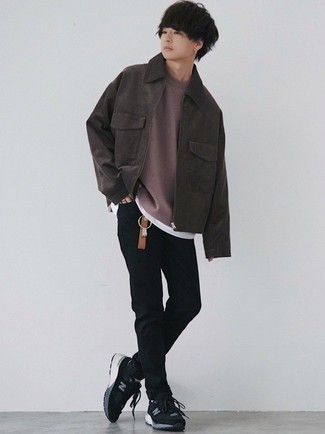 Какие джинсы носить с фиолетовым свитером с круглым вырезом мужчине