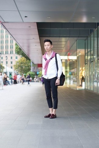 С чем носить фиолетовый свитер с круглым вырезом мужчине