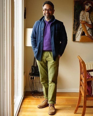 С чем носить фиолетовый свитер с круглым вырезом мужчине