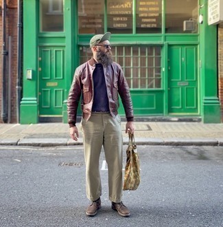 Какие бомберы носить с фиолетовой футболкой с круглым вырезом мужчине