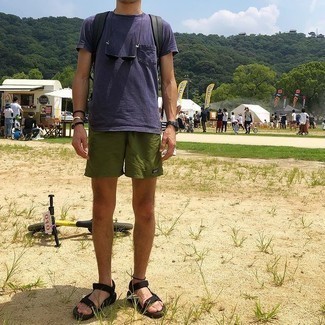 С чем носить фиолетовую футболку с круглым вырезом мужчине