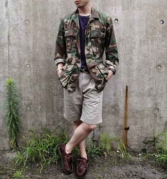 С чем носить фиолетовую футболку с круглым вырезом мужчине