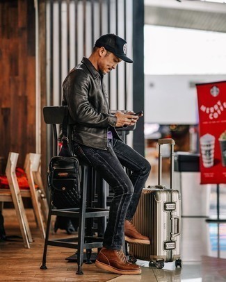 С чем носить фиолетовую футболку с круглым вырезом мужчине