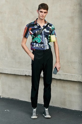 С чем носить фиолетовую поясную сумку мужчине