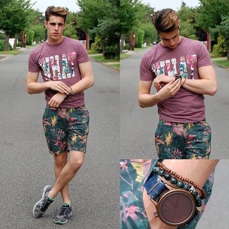 С чем носить фиолетовую футболку с цветочным принтом мужчине