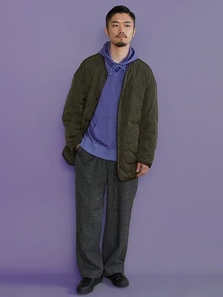 Какие куртки-рубашки носить с фиолетовым худи мужчине