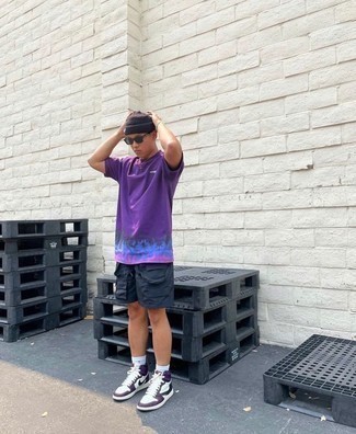 С чем носить фиолетовые кожаные высокие кеды мужчине