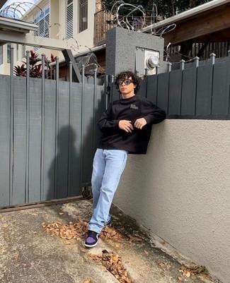 С чем носить фиолетовые кожаные низкие кеды мужчине