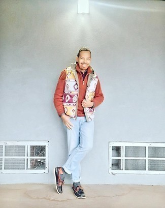 Какие джинсы носить с фиолетовой рубашкой с длинным рукавом мужчине