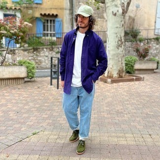Какие джинсы носить с фиолетовой рубашкой с длинным рукавом мужчине