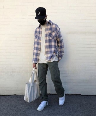 С чем носить фиолетовую рубашку с длинным рукавом мужчине