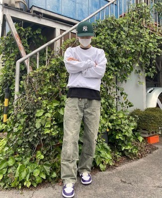 С чем носить фиолетовые низкие кеды мужчине