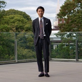 С чем носить фиолетовый галстук с "огурцами" мужчине