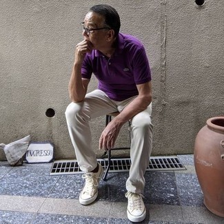 Как носить фиолетовую футболку-поло с бежевыми брюками чинос