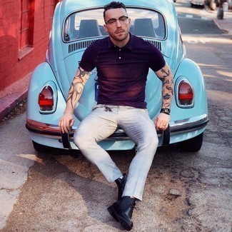 Какие ботинки дезерты носить с фиолетовой футболкой-поло