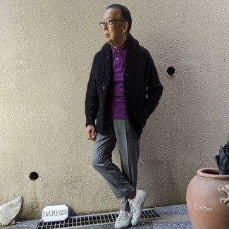 Какие классические брюки носить с фиолетовой футболкой-поло мужчине