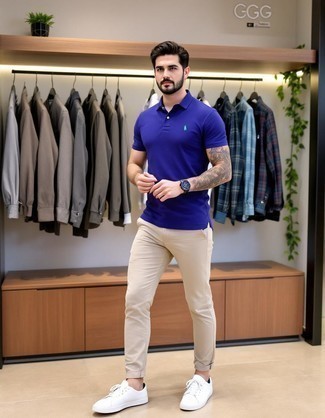 С чем носить фиолетовую футболку-поло мужчине