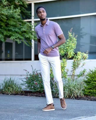 Какие низкие кеды носить с фиолетовой футболкой-поло мужчине