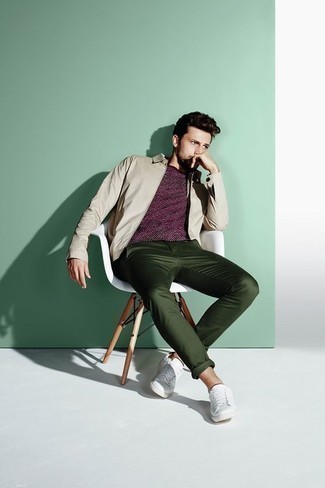 С чем носить фиолетовую футболку с принтом мужчине