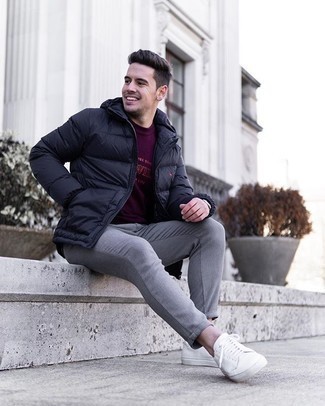 С чем носить фиолетовую футболку с принтом мужчине