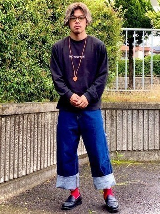 С чем носить фиолетовую футболку с принтом мужчине