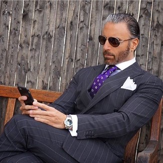 С чем носить фиолетовый галстук с принтом мужчине