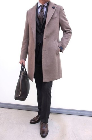 С чем носить фиолетовый галстук с принтом мужчине