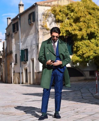 С чем носить фиолетовый галстук с принтом мужчине