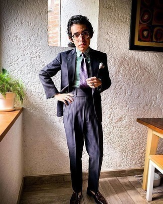 С чем носить фиолетовый галстук с принтом мужчине