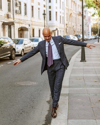 С чем носить фиолетовый галстук с принтом мужчине