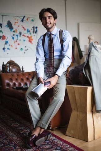 С чем носить фиолетовый галстук с принтом мужчине