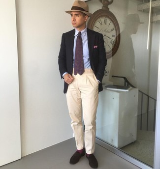 С чем носить фиолетовый галстук с принтом мужчине