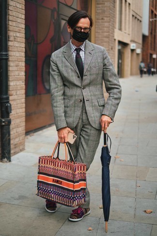 С чем носить фиолетовый галстук с принтом мужчине