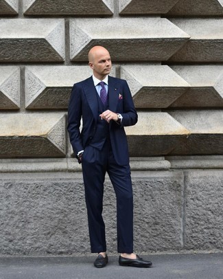 С чем носить фиолетовый галстук с принтом мужчине