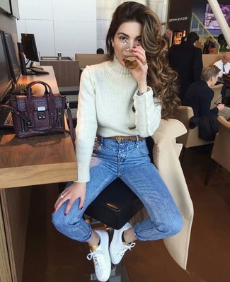 С чем носить фиолетовую сумку-саквояж