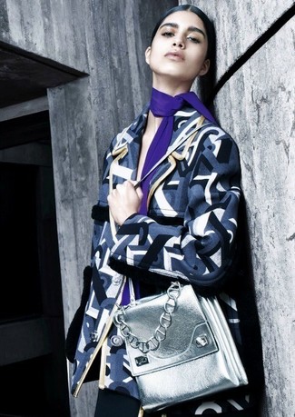 С чем носить фиолетовый шарф женщине
