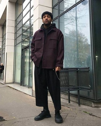 С чем носить фиолетовую куртку-рубашку мужчине