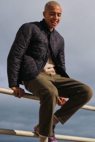 С чем носить фиолетовые кеды мужчине