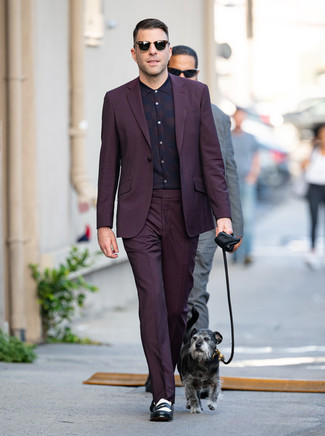 С чем носить фиолетовый костюм