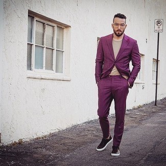 С чем носить фиолетовый костюм