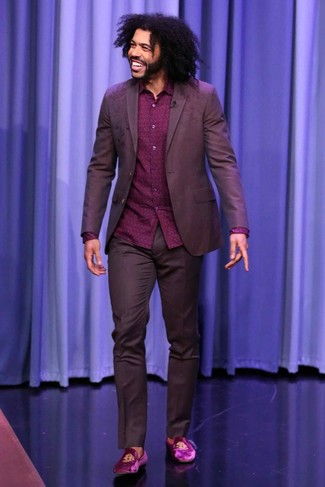 Какие лоферы носить с фиолетовым костюмом