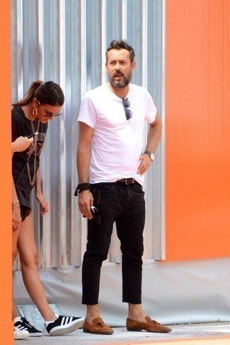 С чем носить фиолетовые солнцезащитные очки мужчине